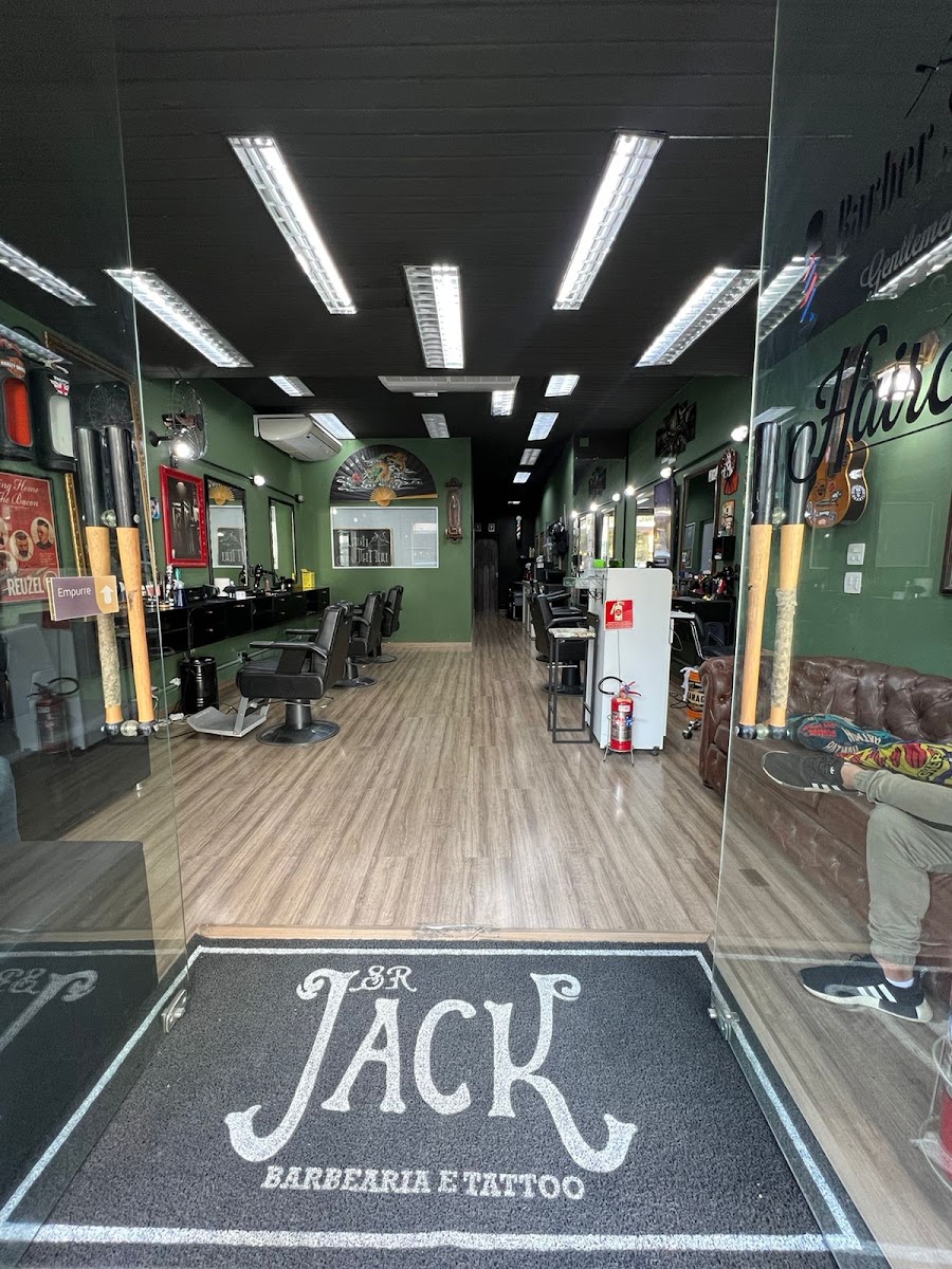 Corredor da barbearia com o tapete Sr. Jack Barbearia e Tattoo