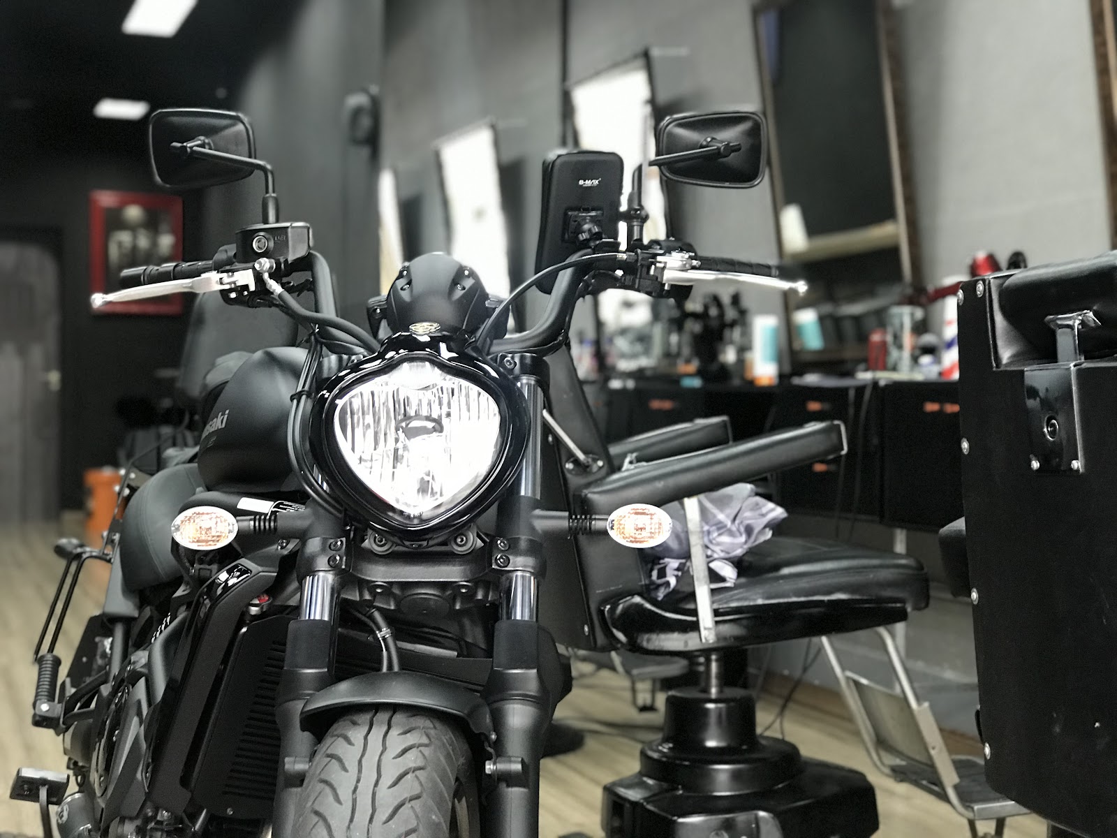 Moto estacionada dentro do salão da barbearia